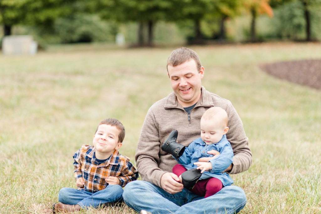 family portrait, fall session, fall family session, family session, young family, autumn, dad and kids, dad of two
