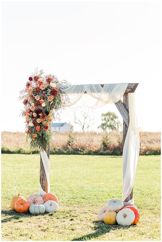 Fall wedding flowers at Winchester, VA wedding | Photos by Northern Virginia wedding photographer, Emily Nicole Photography
