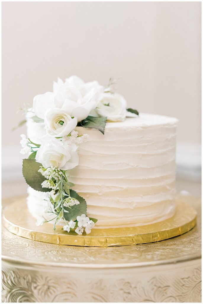 1-tier/Single tier wedding cake at Evergreen Country Club wedding in spring | Northern VA Wedding Photographer