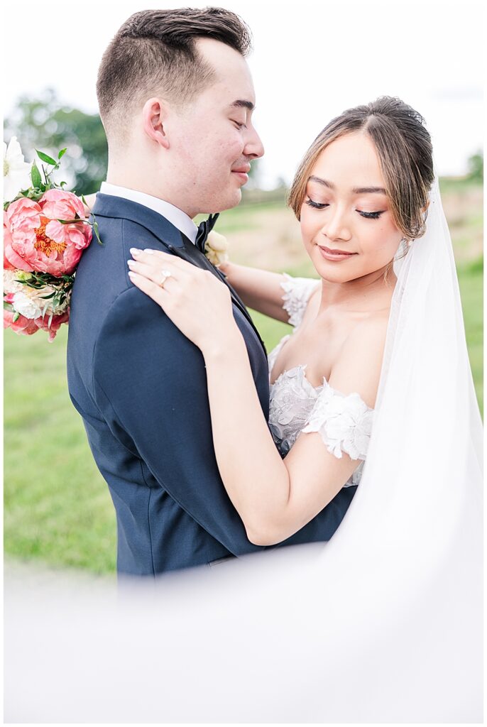 Bride and Groom portrait with long veil | The Manor at Airmont wedding | Northern VA Wedding Photographer